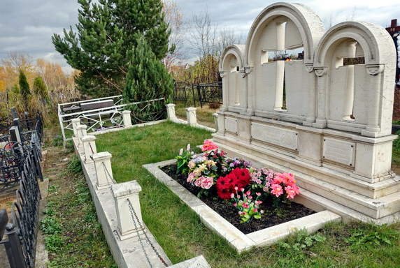 Оригинальный памятник из белого камня