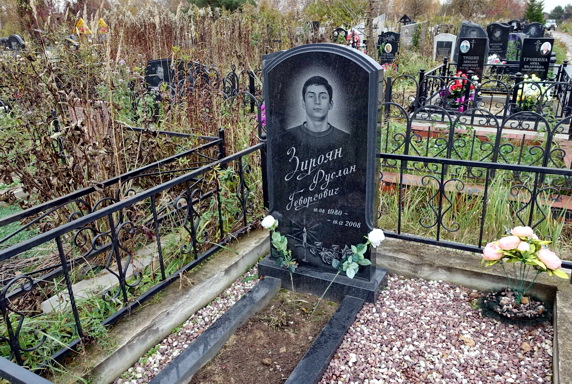 Памятник классической формы с заполненным землёй цветником